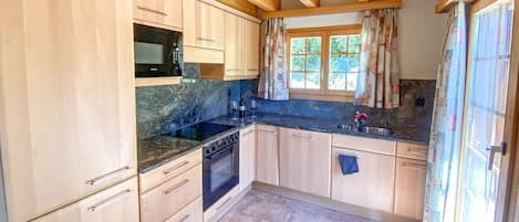 Geladeira, micro-ondas, cooktop, lava-louças