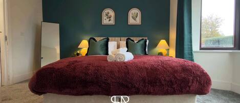 5 عدّة غرف نوم ومكواة/لوح كي وواي فاي وملاءات أسرّة