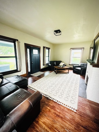 Smart TV. 4BR Retreat in Waukon • Group Friendly