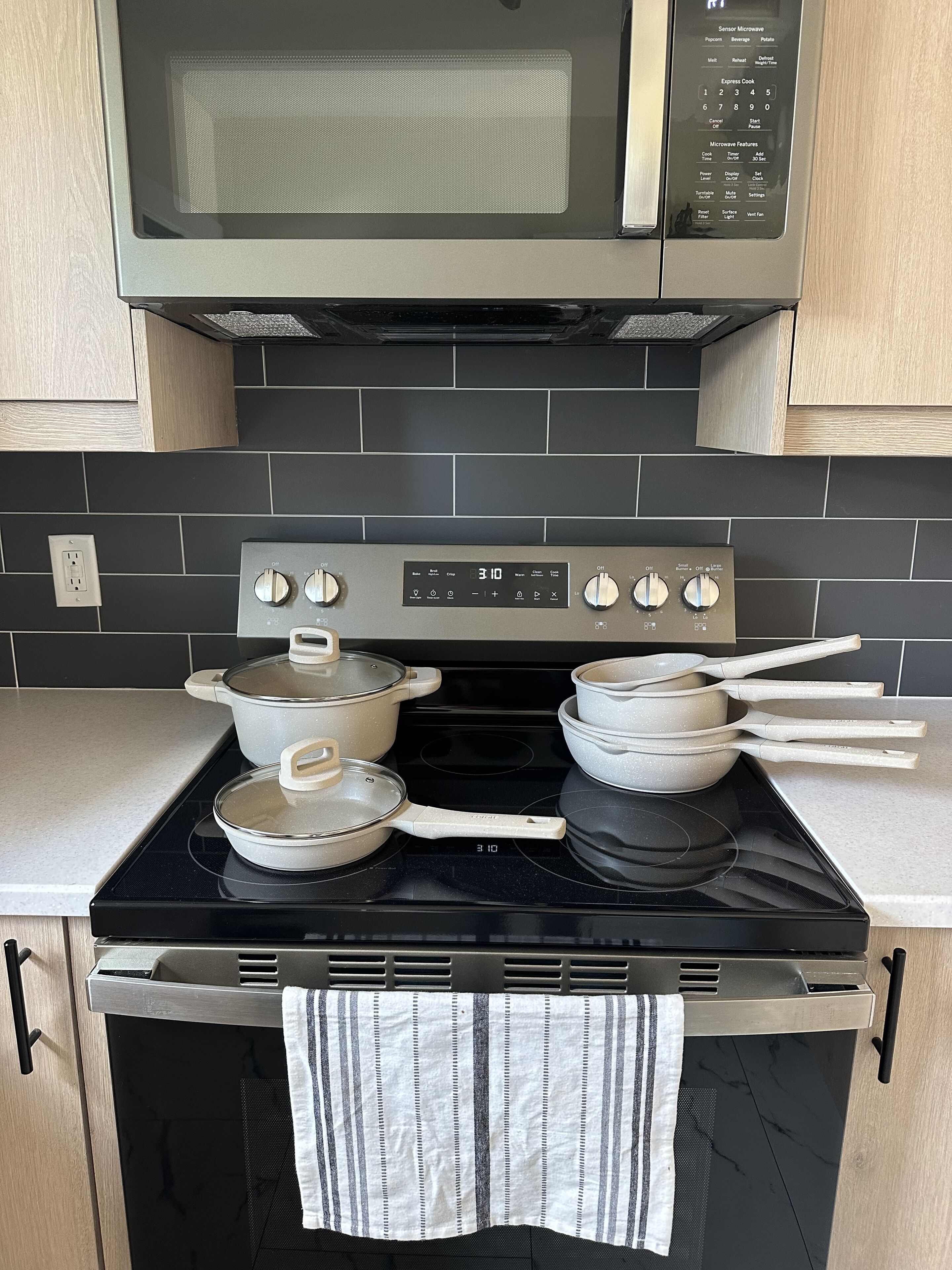 Frigorífic, microones, forn i placa de cuina 