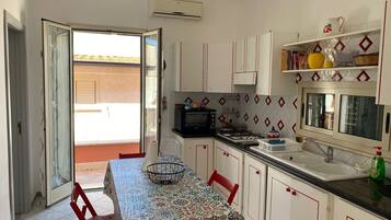 KĂŒhlschrank, Mikrowelle, Ofen, Herdplatte