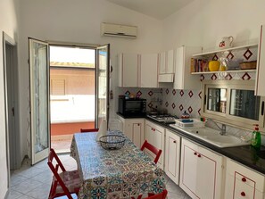 ثلاجة، ميكروويف، فرن، موقد طهي مسطح