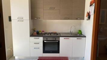 KĂŒhlschrank, Mikrowelle, Ofen, Herdplatte