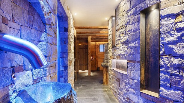 A stone-walled hallway with a glass bathtub and a metal pipe. - Apartment 'Hotel Residence Olympia 4' with Mountain View, Shared Garden and Wi-Fi (Sarnthein)