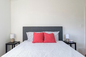 3 chambres, fer et planche à repasser, Wi-Fi, draps fournis