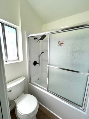 Ducha, secador de pelo, toallas y jabón