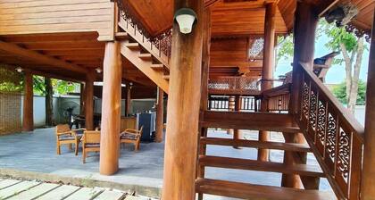 300 Years Old Wooden House w 3 Bedrooms and big Yard