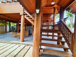 Terrace/patio - 300 Years Old Wooden House w 3 Bedrooms and big Yard (Bangkok)