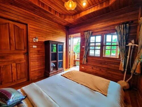 300 Years Old Wooden House w 3 Bedrooms and big Yard