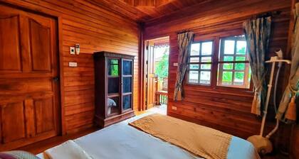 300 Years Old Wooden House w 3 Bedrooms and big Yard