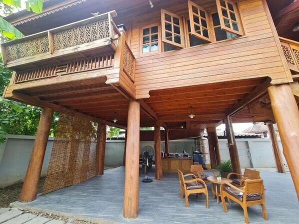 Dormitorio compartido, 2 habitaciones, para fumadores, balcón | Restaurante al aire libre