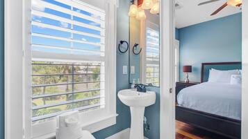 3 bedrooms, iron/ironing board, free WiFi