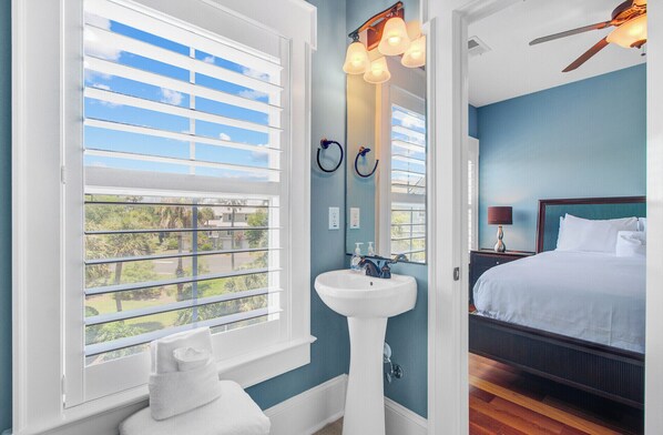 3 bedrooms, iron/ironing board, free WiFi