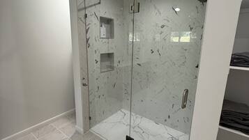Douche, sĂšche-cheveux, serviettes fournies, savon