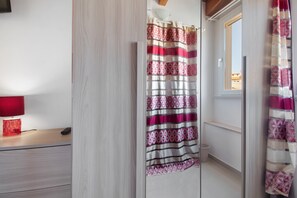 Dusj, hårføner og håndklær