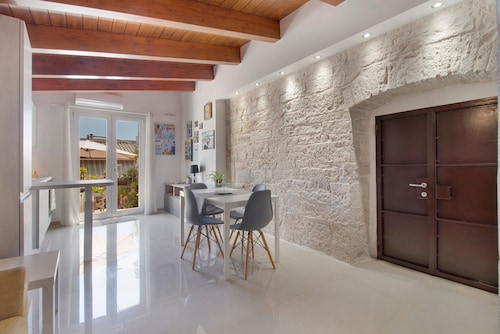 Attica BeB – 'Gialla' Room with Shared Terrace, Wi-Fi and Air Conditioning