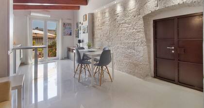 Attica BeB – 'Gialla' Room with Shared Terrace, Wi-Fi and Air Conditioning