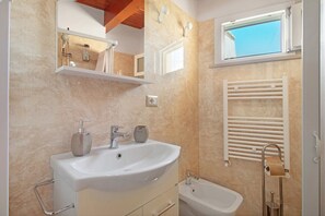 Dusj, hårføner og håndklær