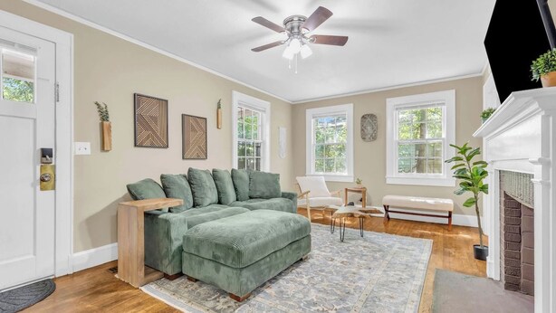 Living area - Spacious Stay w 2 King Beds Minutes to Downtown (Greenville)