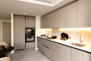 Geladeira, micro-ondas, fogão, cooktop