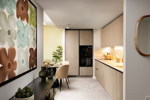 Apartamento superior | Cozinha privada | Geladeira, micro-ondas, fogão, cooktop