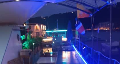 ATYPIQUE CHAMBRE CONFORT SUR UNE PENICHE SITUEE SUR LA SAONE