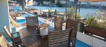 ATYPICAL COMFORT ROOM ON A BARGE ON THE RIVER SAONE