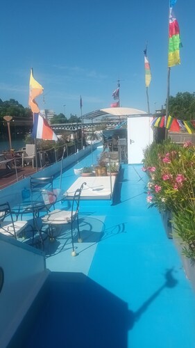ATYPICAL COMFORT ROOM ON A BARGE ON THE RIVER SAONE