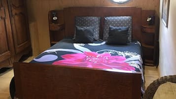 Iron/ironing board, free WiFi, bed sheets