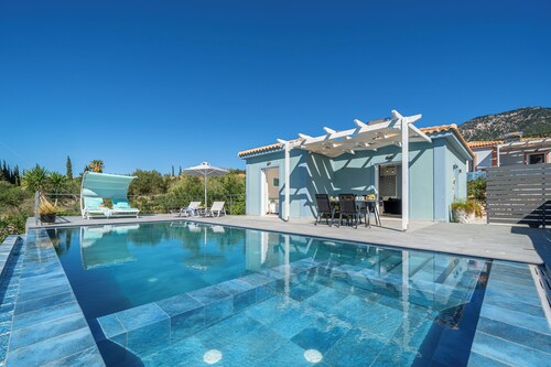 Villa Lotus with private pool and amazing sea and mountain views