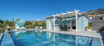 Villa Lotus with private pool and amazing sea and mountain views