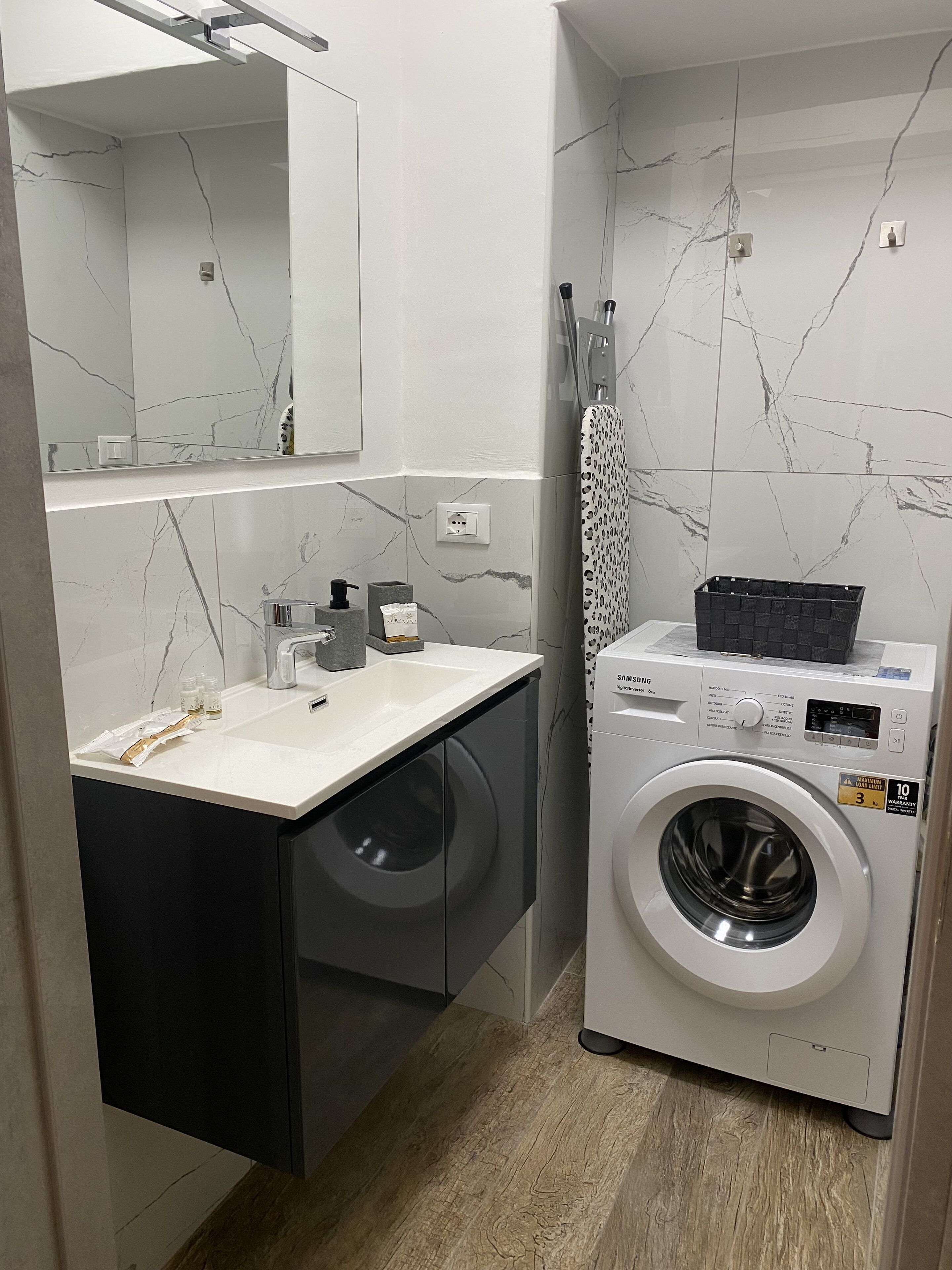 Bruser, hårtørrer, bidet, håndklæder