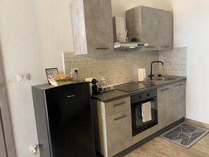 Réfrigérateur, four, plaque de cuisson, cafetière/bouilloire