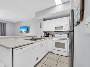 Kühlschrank, Mikrowelle, Ofen, Herdplatte