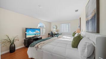 4 quartos, escrivaninha, ferros/tábuas de passar roupa