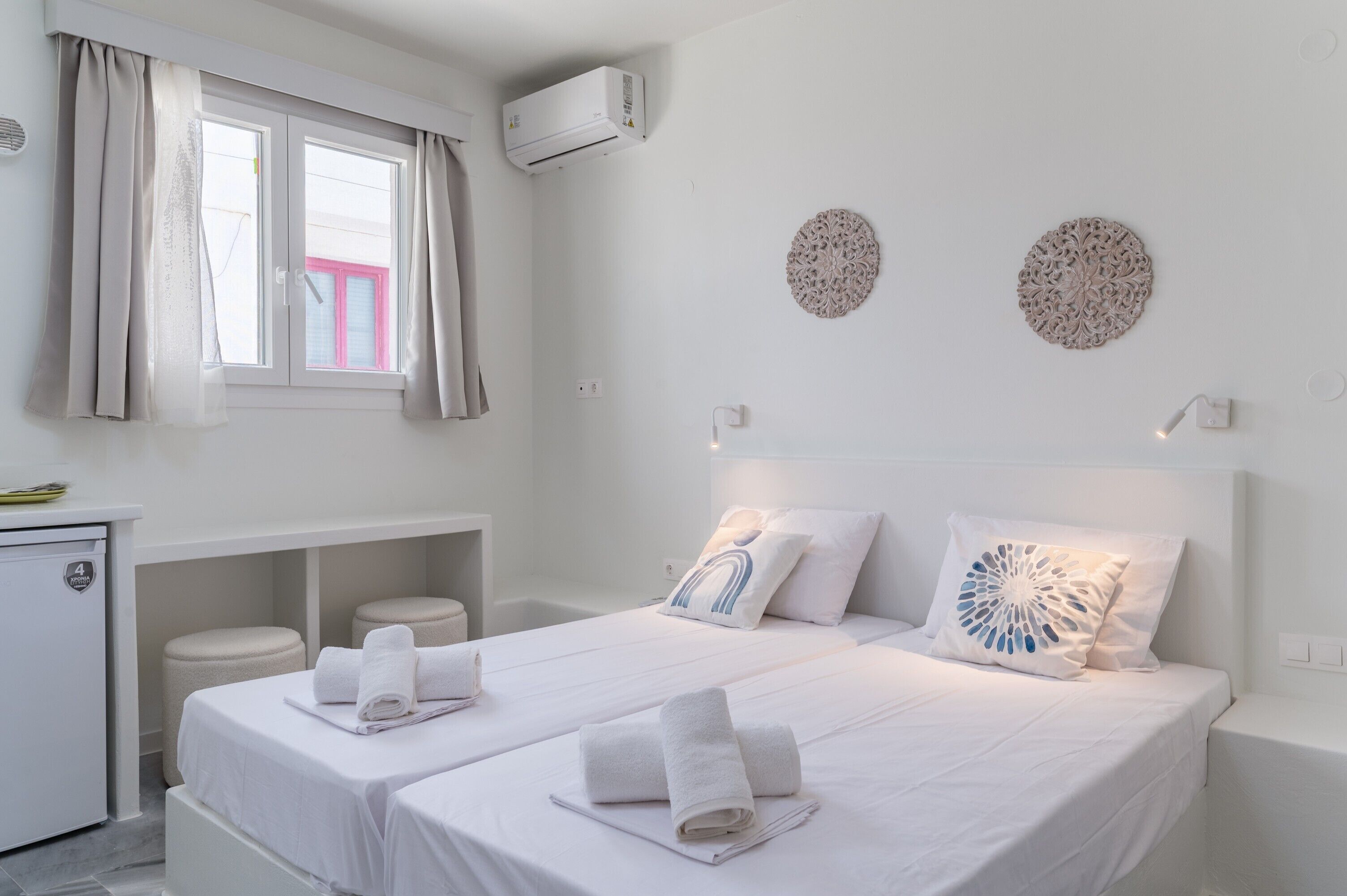 1 sovrum, strykjärn/strykbräda och sängkläder