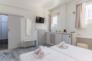 1 habitación, tabla de planchar con plancha y ropa de cama 
