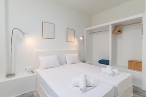 1 sovrum, strykjärn/strykbräda och sängkläder