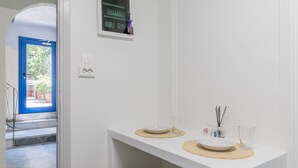 Een badkamer met een wit wastafel, een spiegel en een raam met uitzicht op buiten.