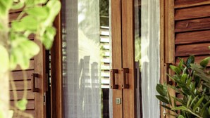 Μια ξύλινη πόρτα με ένα τμήμα από γυαλί και μια πινακίδα με αριθμό.