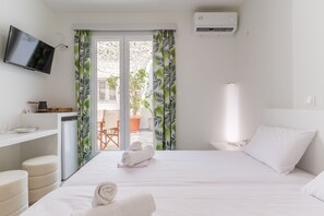 1 chambre, fer et planche à repasser, draps fournis