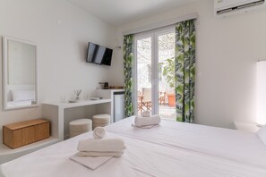 1 sovrum, strykjärn/strykbräda och sängkläder