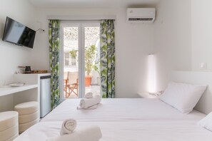 1 slaapkamer, een strijkplank/strijkijzer, beddengoed