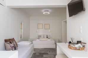 1 quarto, ferros/tábuas de passar roupa, roupa de cama