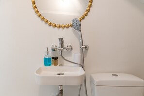 Chuveiro, secador de cabelo, toalhas de banho 
