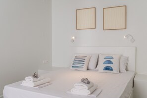 1 quarto, ferros/tábuas de passar roupa, roupa de cama