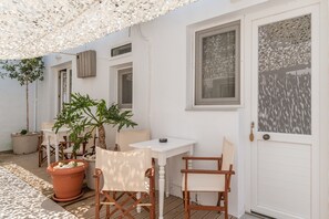 Outdoor dining - Studio 'A Tinian Room 4' with Shared Terrace and Air Conditioning (Τήνος)