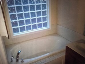 Shower, jetted tub, towels, toilet paper