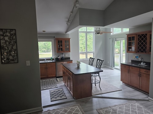 “Escape to the Lake –” 5-bedroom house in "The Waters of Lake Anna"