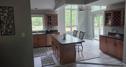 “Escape to the Lake –” 5-bedroom house in "The Waters of Lake Anna" sleeps 10